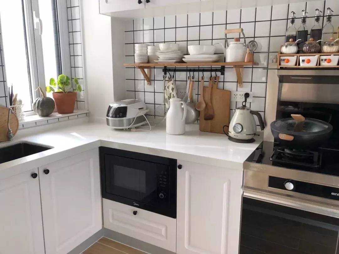 小户型厨房台面不够用？利用墙面做隔板来收纳吧