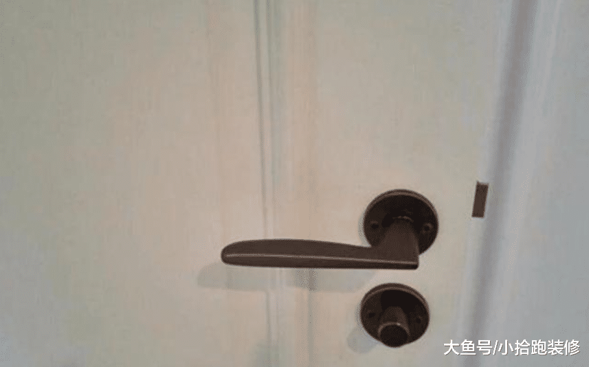 师傅不小心开坏木门锁孔，对此很着急，而业主却说很庆幸