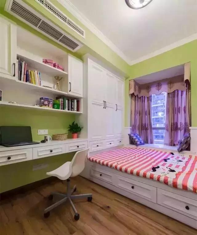 书桌和榻榻米结合的装修方案，玩转小卧室装修，满足多样化需求