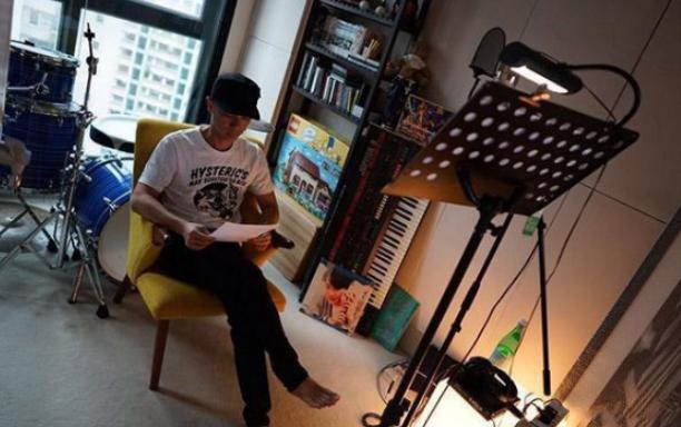 晒晒李克勤在香港的豪宅，家里还有一个凉亭，这种房子起码值过亿