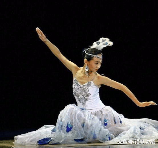 她2歲成聾啞人, 上了春晚, 被富商苦追8年, 終嫁窮小子, 如今這樣