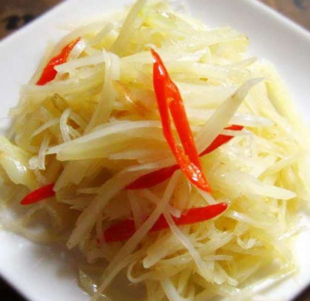 泡椒土豆丝，老人小孩都爱吃，隔壁小孩都馋哭了