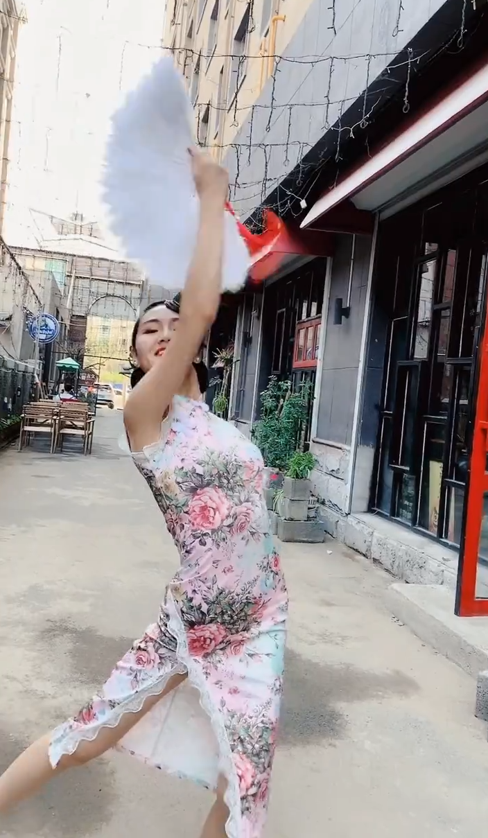 旗袍配古典舞，别有一番风姿