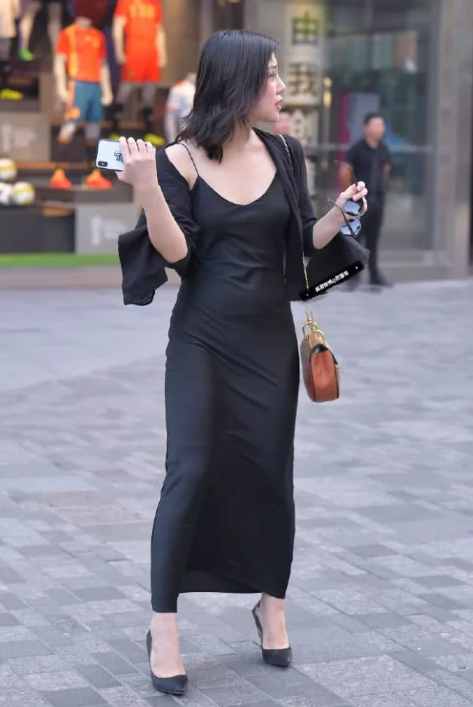 小姐姐冷艳黑色穿搭，却让人感觉非常易亲近