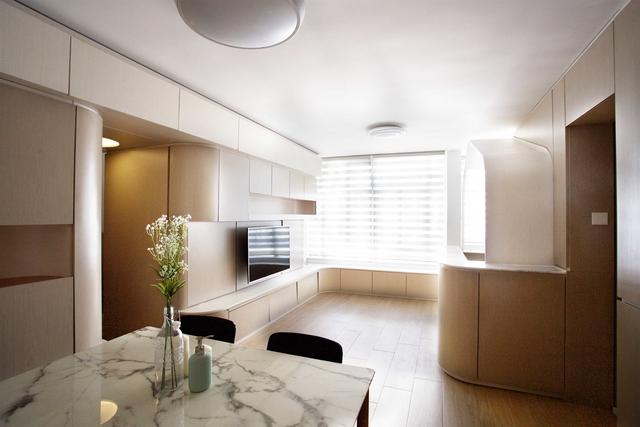 被柜子包围的60平，全屋不见一堵墙，一家3口住进去客厅还空荡荡