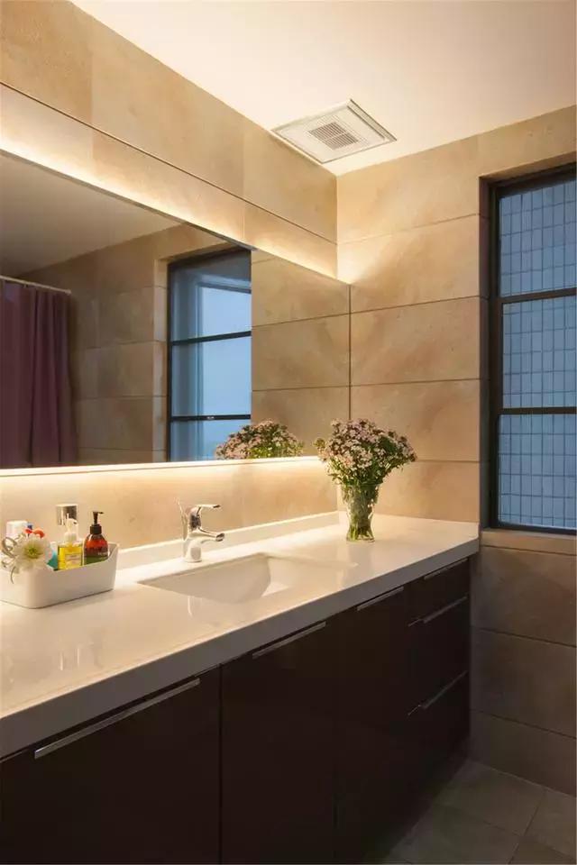 现代三居室装修，时尚温馨还带点小浪漫，阳台做衣帽间也挺好