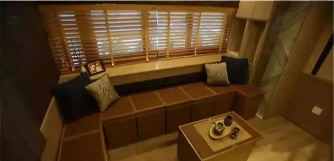 年过八旬老母与女儿挤24㎡老屋，上厕所用“痰盂罐”，毫无隐私！