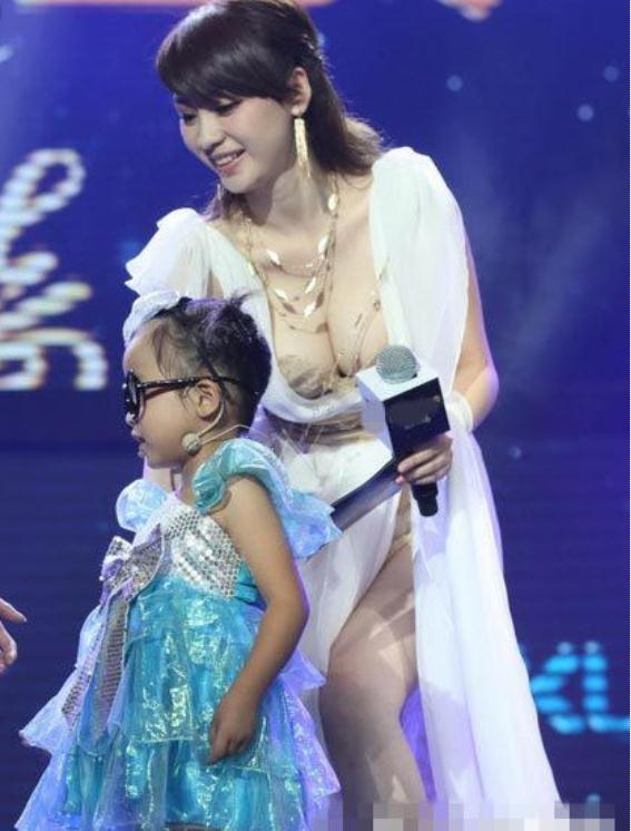 郭德纲情商到底有多高？柳岩主持节目因穿衣遭网友怒怼，一句就帮其化解