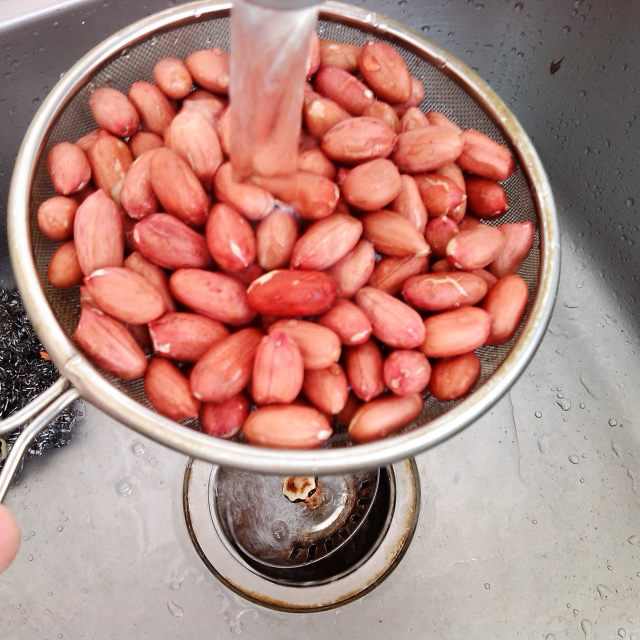 花生米除了油炸，还可以这么做，口感酥脆，吃完回味无穷