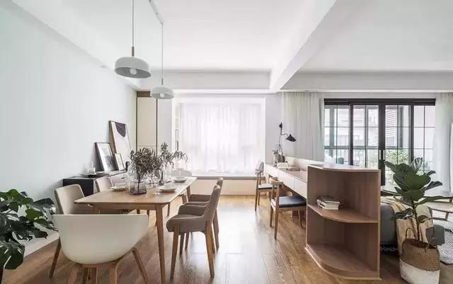 121平北欧三房，客厅与餐厅中间放一张书桌做隔断，漂亮又实用