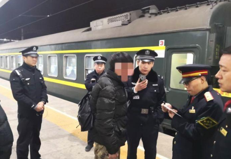 一男子醉酒后，说要出去打工，铁警及时将其拦下，家人感激不尽！