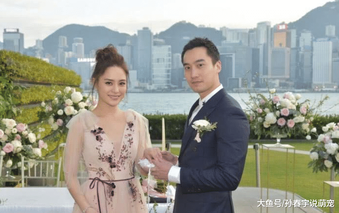 阿娇与老公领证后与罗志祥女友过圣诞, 两姐妹同框尽显身材美腿