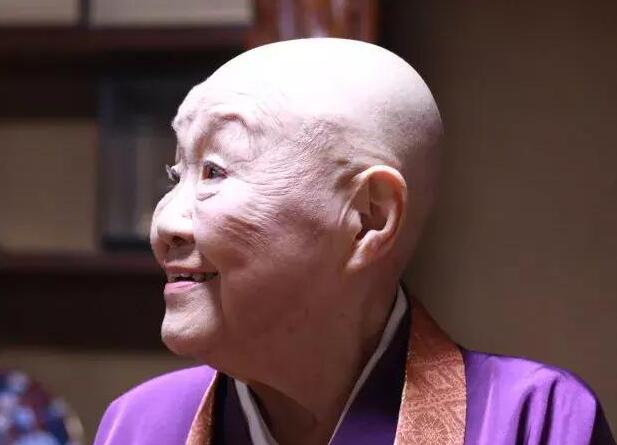 96岁的花尼姑吃肉喝酒, 整日沉迷男色, 却活成日本女人最敬佩的模样