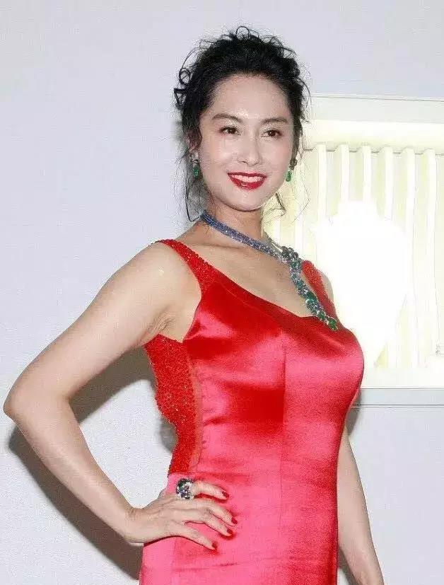 朱茵简直了, 46岁上身快把裙子撑爆, 网友都是黄贯中的功劳!