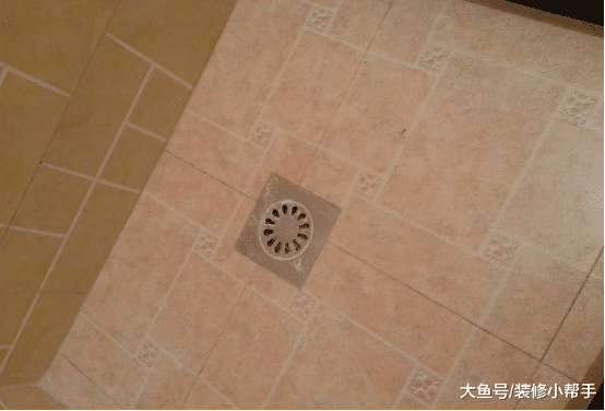 衛生間地板磚別做平鋪，有經驗的師傅都是這樣裝，難怪不會積水