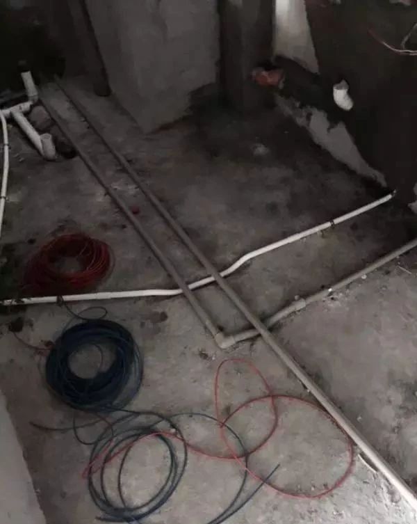 别人家的水电改造横平竖直，我家的乱成蜘蛛网，邻居却说很羡慕！