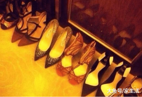 带你看看秦海璐的豪宅，衣帽间放了一排高跟鞋，看得出老公很疼她