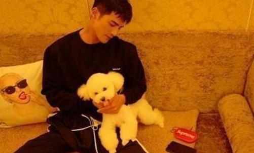 参观姜潮家的豪宅，玄关处全是限量版鞋子，房子装修跟宫殿一样