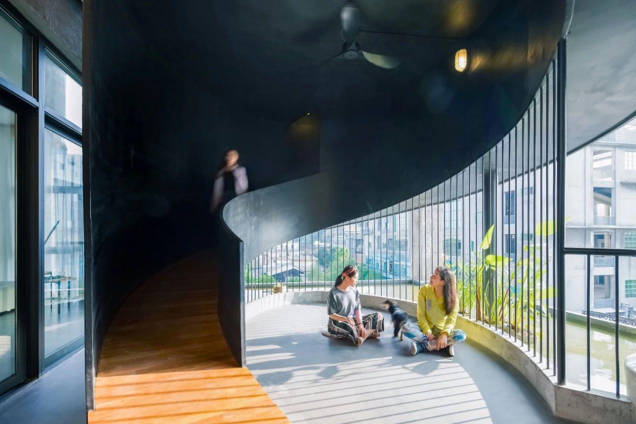 她改造了一个旧车间, 6个老友住在一起, 过起了“无界生活”