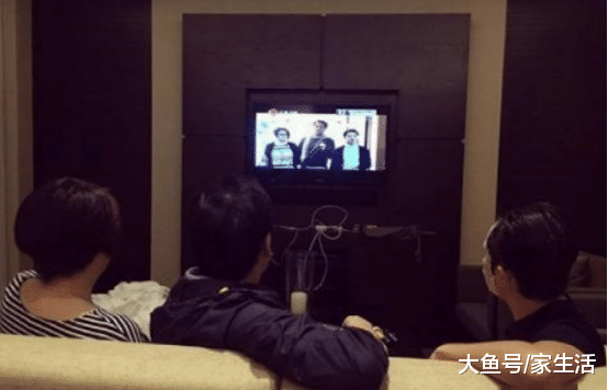 晒晒王祖蓝在香港的豪宅，客厅有个玻璃幕墙，感觉像住在海景房里