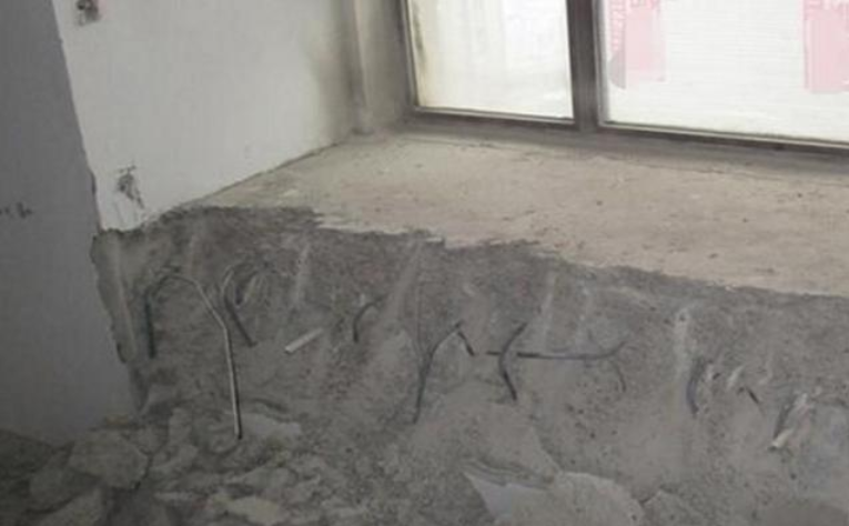 只是砸个飘窗，师傅却不同意，业主直问：有必要这么较真吗？