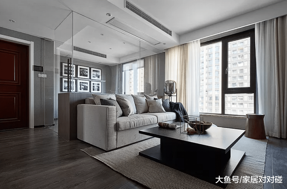 媳妇硬是打通沙发墙, 设透明隔断! 完工后我懵了, 全屋真心大气!