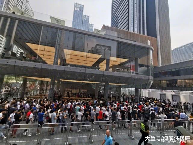 刚开业的华为首家全球直营旗舰店，与苹果旗舰店相比，谁更好看？