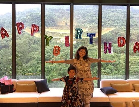 牛莉晒出自己家豪宅，全家都住在山谷里，难怪结婚后还越来越年轻