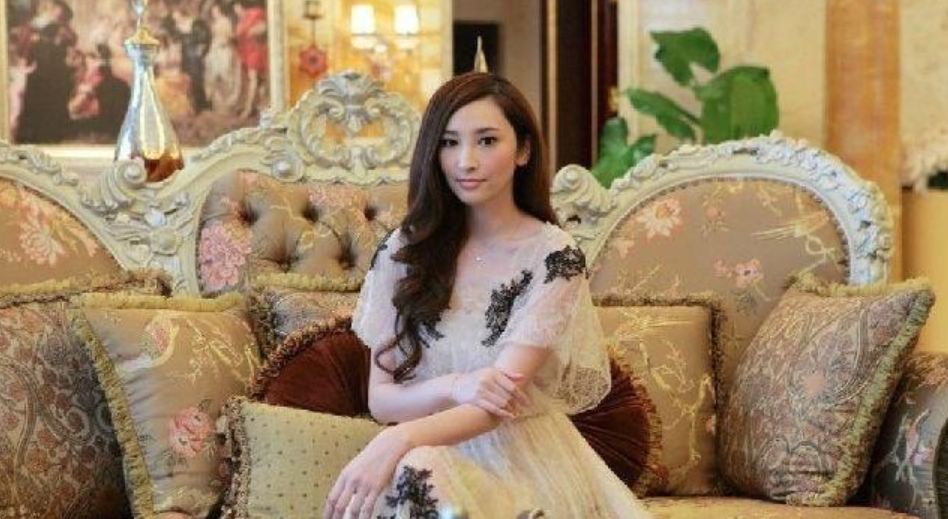 晒晒吴佩慈住的豪宅，衣帽间名牌包包堆积如山，老公太有钱