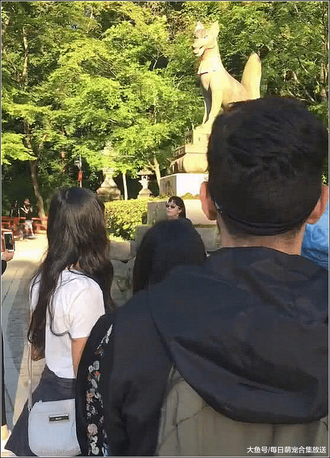 男子逛公园，发现路人都盯着雕像看，好奇走近一看直接傻眼了