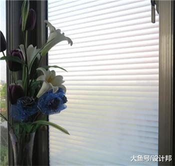 男友家挂窗帘为啥还贴玻璃膜? 邻居玻璃爆了砸到人我总算明白了!