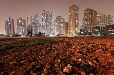 一二线城市开启新一轮供地潮，花尽积蓄为子买房却被抵押借款