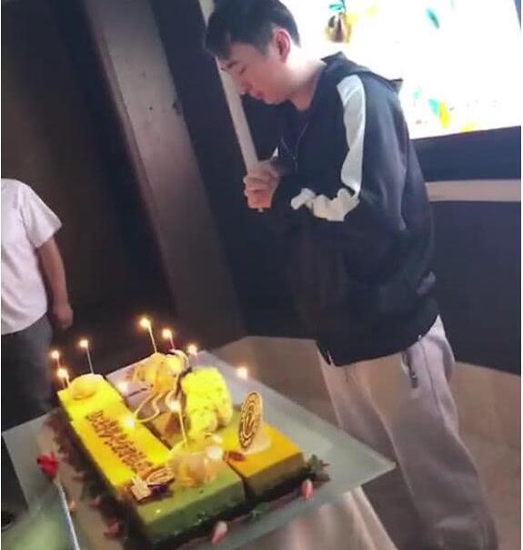 王思聪30岁生日许愿, 当看到蛋糕上八个字后, 网友们炸开了锅