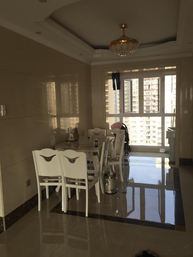 136平的房子花了18万装修, 高楼层全屋贴砖特别有档次, 阳台最美