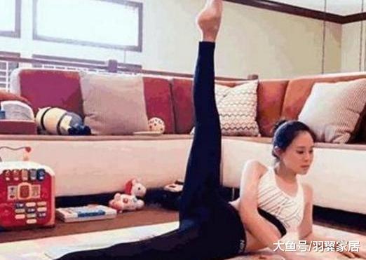 一起參觀佟大為住的豪宅，客廳的沙發很搶眼，在家還經常做飯