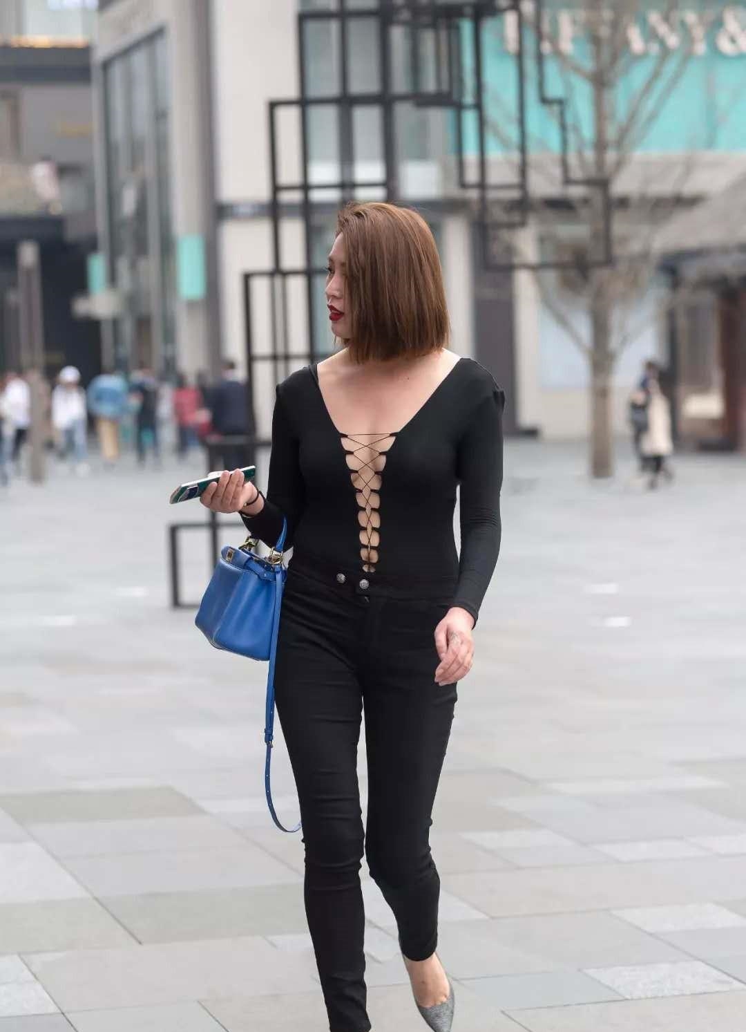 穿搭摄影：衣服正面设计已经很敞亮了，没想到少妇一转身，更敞亮了！