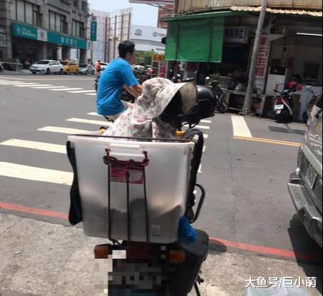 误以为老伯带老伴出门，定睛一看，原来待在后座的是一只狗狗