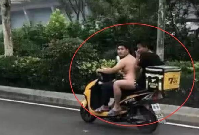 外賣小哥“裸身”騎車送餐? 路人發現后打算報警, 靠近后又直撓頭