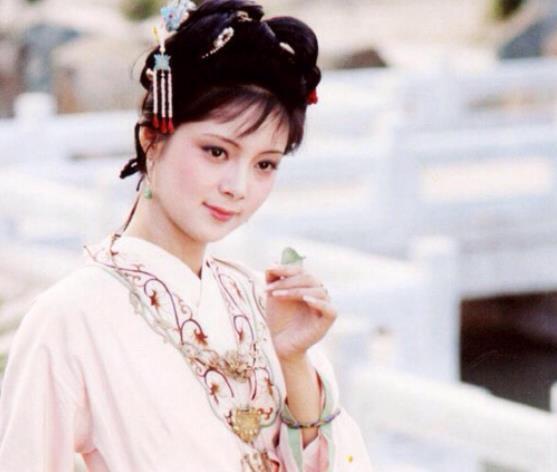 贾元春被封贤德妃后，薛宝钗恼羞成怒，一语双关嘲讽了贾府上下