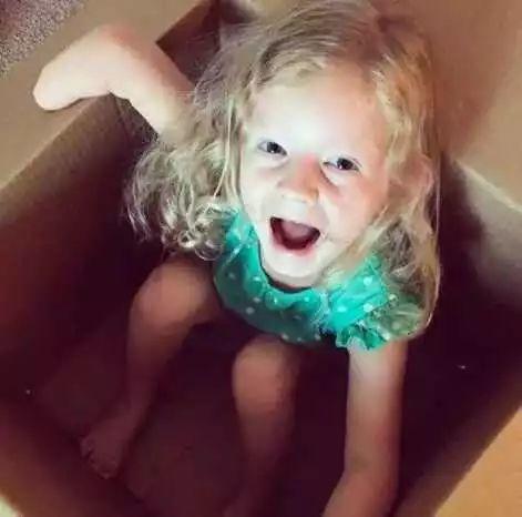 独臂女孩遇到少了一条腿的狗狗，就让我们做彼此的天使