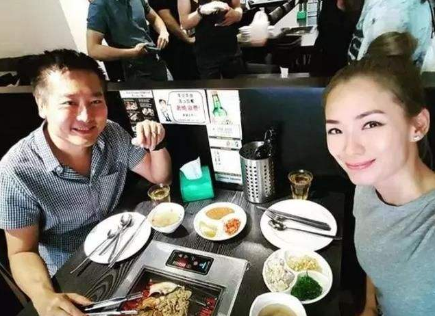 娛樂圈又一對恩愛夫妻離婚，恩愛八年從不吵架，不知為何要分開