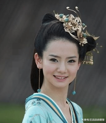 明星整不整容生个孩子就知道了，看了戚薇的女儿，这下巴也是绝了