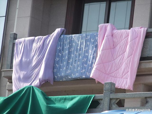 好不容易等到放晴晒被子，邻居阳台晒香肠！被子上滴的都是油太气人