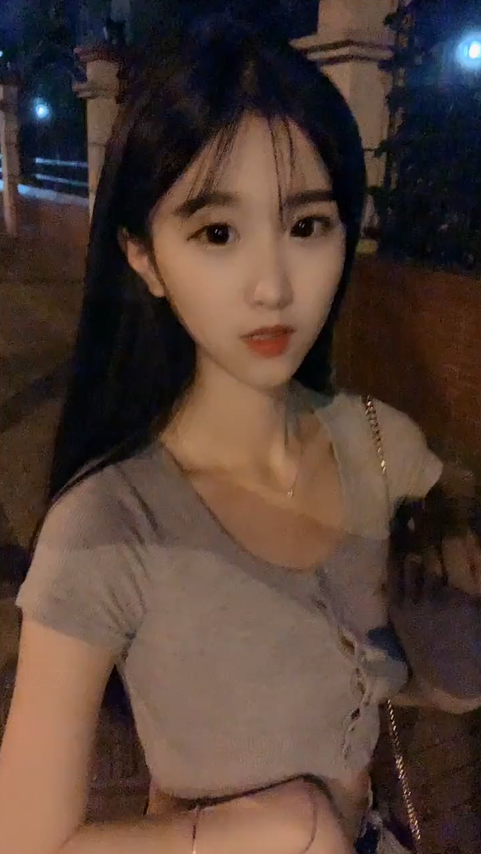 晚上出门散步的小姐姐，看起来很年轻