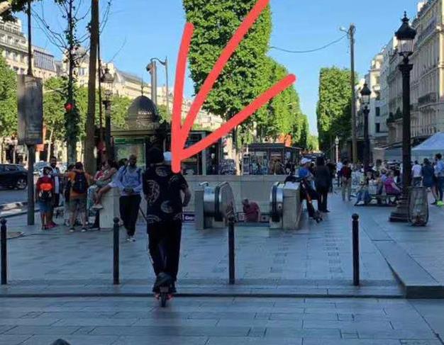 周杰伦骑滑板车载昆凌兜风，甜蜜地依偎在一起：哥练的胸肌给你靠