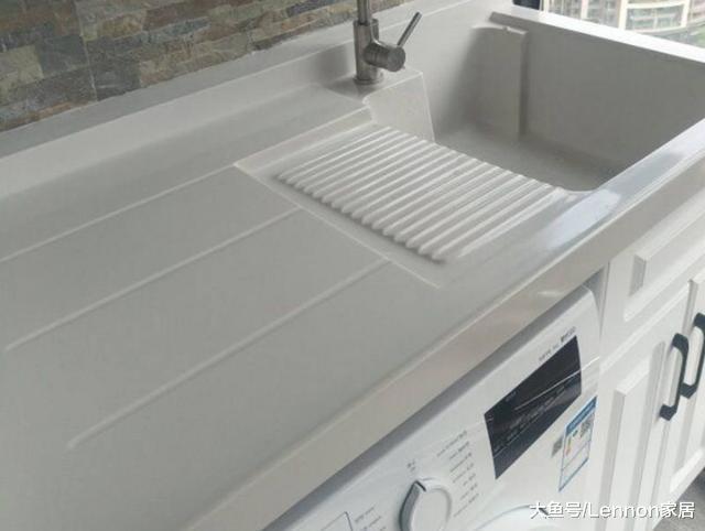 洗衣机放阳台，现在都流行在上面安装这个东西，实用又节省水