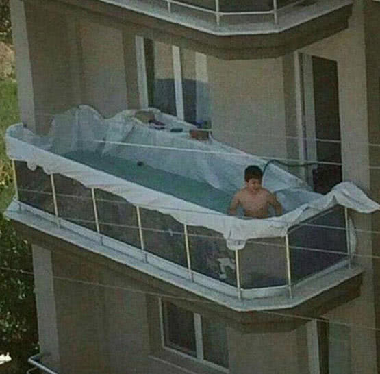 最奇葩的一组创意, 阳台变泳池, 马桶当机箱, 你被哪个给雷到了?