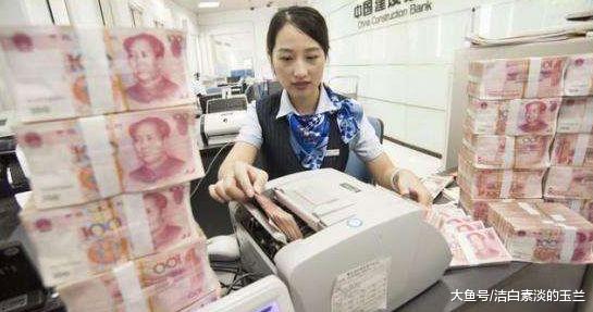 男子取钱，取款机爆满，去柜台取，被嫌弃后接下来银行可忙了！