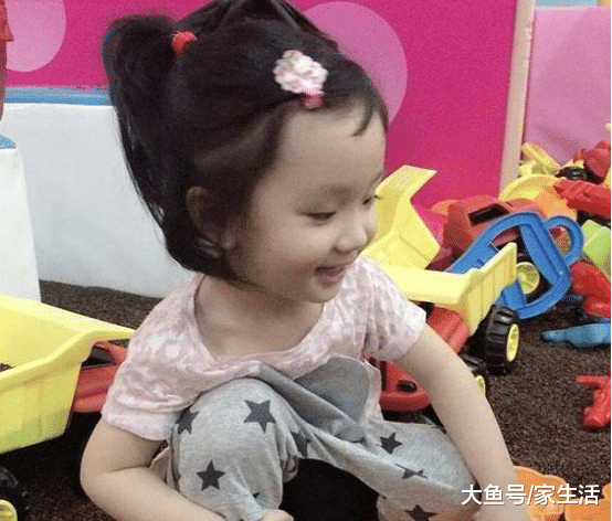 張丹峰曬出自己的豪宅，一家人住在別墅區，小區環境跟公園一樣