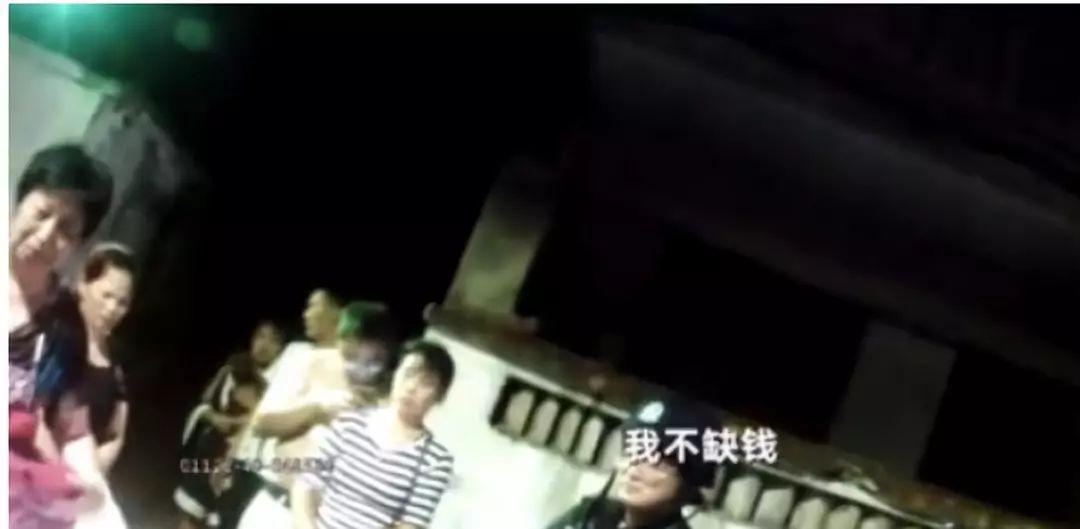 宠物狗未带牵引绳被司机撞死，主人：你得偿命！